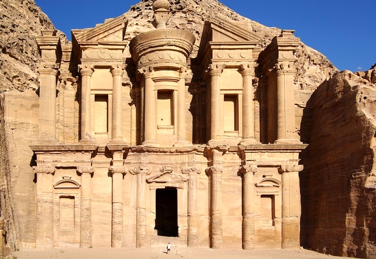 Скальный храм в Петре в Иордании